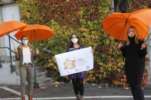 (v.l.n.r.) Susanne Musga, Präsidentin von Zonta Lippstadt, Daniela Franken, Gleichstellungsbeauftragte der Stadt Lippstadt und Dr. Larissa Barnsdorf-Laumanns machen auf die „Orange the World“-Aktion am 25. November aufmerksam. Foto: Stadt Lippstadt
