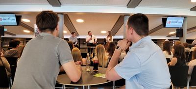 Im Stadttheater konnten Jugendliche, die gerade 18 geworden sind oder dieses Jahr 18 werden, nicht nur an Workshops teilnehmen, sondern auch Bürgermeister Arne Moritz kennenlernen. Foto: Stadt Lippstadt
