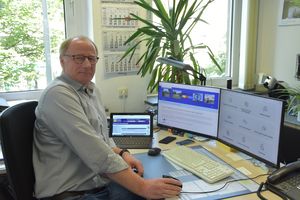 Fachdienstleiter Andreas Flaßkamp freut sich über die steigenden Nutzerzahlen beim Service-Portal. Foto: Stadt Lippstadt
