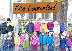 Kindergärten schmücken Weihnachtsbäume - Kita Lummerland