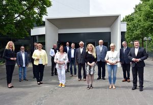 Bürgermeister Arne Moritz (rechts) nutzte vor dem Hintergrund der aktuellen Lockerungen die Möglichkeit, die im vergangenen Jahr ausgeschiedenen Ratsmitglieder im Rahmen einer Veranstaltung im Stadttheater zu verabschieden. Auch Lippstadts ehemaliger Bürgermeister Christof Sommer und die ehemalige Erste Beigeordnete und Stadtkämmerin Karin Rodeheger waren als Gäste gekommen. Foto: Stadt Lippstadt