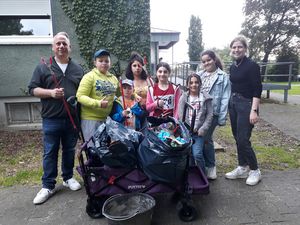 Sascha Thiele (l.) und Sarah Rodehutskors (r.), Leiterin BWZ Juchaczstraße, sammelten gemeinsam mit den Kindern und Jugendlichen im Wohnquartier Juchaczstraße und Herderstraße Müll ein. Foto: Stadt Lippstadt