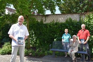 Die Herausgeber Dr. Wolfgang Maron und Dr. Walter Leimeier und die Leiterin des Stadtarchivs Dr. Claudia Becker freuen sich gemeinsam mit Autorin Eva-Maria Dahlkötter über die Neuerscheinung des Buches „Erinnerungen und Zeitgeschichte“. Foto: Stadt Lippstadt