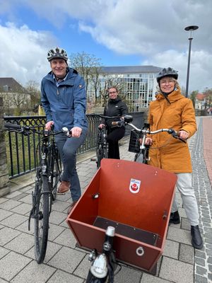 Freuen sich schon darauf, wenn das STADTRADELN wieder startet: (v.l.n.r.): Bürgermeister Alexander Tschense, Melina Klein und Birgit Specovius vom Fachdienst Stadtplanung und Umweltschutz. Foto: Stadt Lippstadt