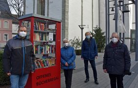 Ehrenamtlichen Einsatz für das offene Bücherregal leisten seit mehreren Jahren (v.l.n.r.) Friedhelm Pieper, Ute Heginger, Bernd Strätgen und Barbara Heidenreich (nicht im Bild). Ansprechpartner bei der Stadt Lippstadt ist Frank Osinski (hinten). Foto: Stadt Lippstadt