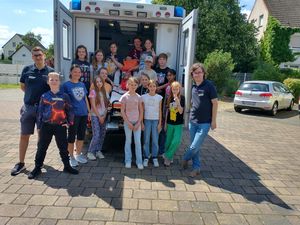 Wie es in einem Rettungswagen aussieht und was es dort alles zu entdecken gibt, fanden 14 Kinder beim Angebot „Erste Hilfe Outdoor“ des Malteser-Hilfsdienstes heraus. Das Malteser-Team zeigte den Kindern, wie Erste Hilfe funktioniert, wenn kein Verbandskasten zur Hand ist, und gab einen Einblick in den Katastrophenschutz des Malteser-Hilfsdienstes.  Foto; Stadt Lippstadt