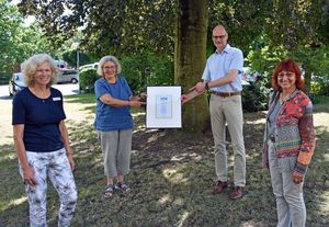 Über die Erneuerung des Titels freut sich Bürgermeister Sommer mit den Vertreterinnen der Steuerungsgruppe (v.l.n.r.) Gudrun Strathoff, Angelika Balmes und Margot Bell. Foto: Stadt Lippstadt