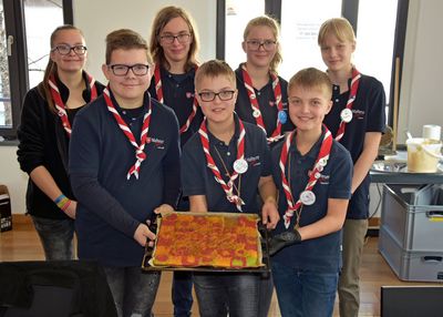 Kaffee, Kuchen und Getränke für den guten Zweck. Die Malteserjugend spendete den gesamten Erlös ihres Verkaufs an das Projekt „Jugend trifft Auslandsdienst“. Foto: Stadt Lippstadt