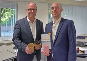Uwe Seibel, Vorstandsvorsitzender der Werbegemeinschaft Paderborn (l.) und Franziskus von Boeselager als Anbieter eines Pfandbechersystems stellten das Mehrwegbechersystem in Paderborn vor. Foto: Stadt Lippstadt