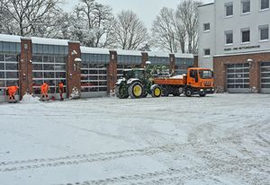 Um die Einsatzfähigkeit sicherzustellen, ist unter anderem der Hof der Feuer- und Rettungswache Lippstadt bereits geräumt worden. Foto Stadt Lippstadt