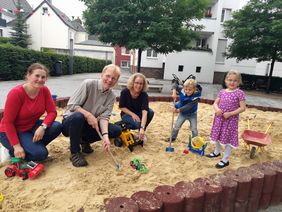 Der „Maxi-Sand“ ist da und wird von den Kindern fleißig genutzt, wie Frank Osinski, Christina Wulf und Elisa Stellmacher vom Jugend- und Familienbüro der Stadt Lippstadt beim Besuch im Innenhof der Stadtbücherei bereits feststellen konnten. Foto: Stadt Lippstadt