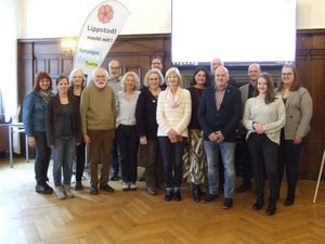 Bereiten sich auf dem Hansetag in Brilon vor: Die Projektgruppe „Fairer Handel“ präsentiert beim Hansetag Informationen und Produkte an einem eigenen Stand. 