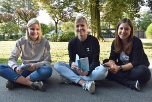 Daniela Franken (r) und Verena Wieneke (m.) von der Gleichstellungsstelle präsentieren gemeinsam mit Lara Schumacher (l.) den neuen „Mädchenmerker“. Foto: Stadt Lippstadt