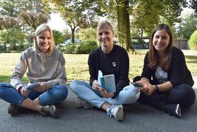 Daniela Franken (r) und Verena Wieneke (m.) von der Gleichstellungsstelle präsentieren gemeinsam mit Lara Schumacher (l.) den neuen „Mädchenmerker“. Foto: Stadt Lippstadt