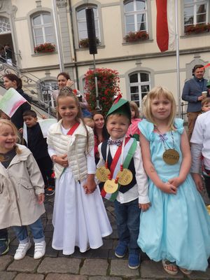 Das Kinderschützenpaar Damian und Carolina mit dem Hofstaat auf dem Rathausplatz. Foto: Stadt Lippstadt