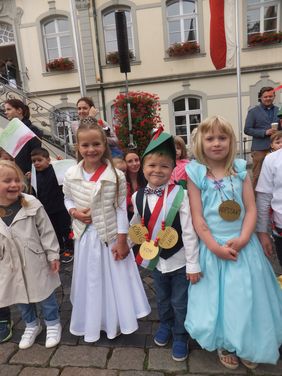 Das Kinderschützenpaar Damian und Carolina mit dem Hofstaat auf dem Rathausplatz. Foto: Stadt Lippstadt