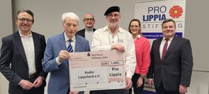 1000 Euro für den Verein „Radio Lippeland“: Matthias Marx (dritter v. r.) freute sich über die Übergabe des Schecks durch Franz Klocke (vorne l.) und weitere Vorstandsmitglieder der Stiftung „Pro Lippia“. Auch Bürgermeister Arne Moritz nahm an der Übergabe teil und wünschte dem Verein weiterhin viel Erfolg. Foto: Stadt Lippstadt