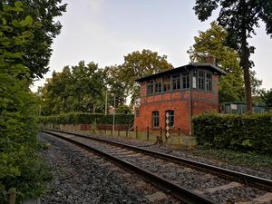 Eines von drei Denkmälern, die zum „Tag des offenen Denkmals“ am 10. September der Öffentlichkeit vorgestellt werden: Das ehemalige Stellwerk der Westfälischen Landeseisenbahn (WLE) am Nordbahnhof. Besichtigt werden können auch das historische Torwärterhaus am Soesttor und die Brüderkirche. Foto: privat