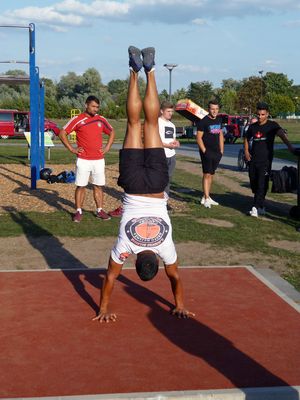 Halten, halten, halten: Beim Handstandwettbewerb erreichten die Erstplatzierten Zeiten von 52 bis 66 Sekunden Foto: Stadt Lippstadt