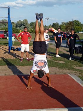 Halten, halten, halten: Beim Handstandwettbewerb erreichten die Erstplatzierten Zeiten von 52 bis 66 Sekunden Foto: Stadt Lippstadt