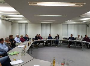 Engagiert gingen die Vertreter aus Vereinen, Schulen, Politik und des Kreissportbundes mit den Projektträgern von Stadt Lippstadt und Stadtsportverband am Montagabend ans Werk, um Ideen für ein Online-Portal für den Kinder- und Jugendsport in Lippstadt an den Start zu bringen. Foto: Stadt Lippstadt