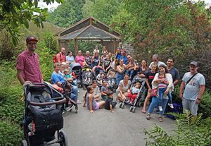 Die Abschlussfahrt der Eltern-Kind-Gruppen im Mikado ging dieses Mal in den Vogelpark Heiligenkirchen, wo die Kinder eindrucksvolle Begegnungen mit Vögeln und Säugetieren aus aller Welt hatten. Foto: privat