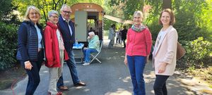 (v.l.n.r.) Sylvia Helmig (Stadt Lippstadt), Hildegart Borgelt und Bernhard Bartscher (beide Seniorenbeirat) Ute Scherberich-Roudrigez und Tina Schwartze (Geschäftsführerin der Bürgerstiftung Hellweg-Region) freuen sich über die positive Resonanz zum Mobilen Friedhofstreff auf dem Lippstädter Hauptfriedhof. Foto: Stadt Lippstadt