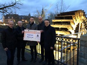 Spot on: Das „Zuppinger Wasserrad“ ist nun beleuchtet. Das freut (v.r.n.l.) Jürgen Riepe (Sparkasse Lippstadt), Bürgermeister Christof Sommer, Peter Königkamp und Martin Risse (Sparkasse Lippstadt) und Fachbereichsleiter Heinrich Horstmann. Foto: Sparkasse Lippstadt