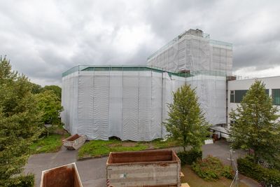 Stadttheater mit Gerüst