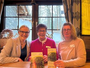 Präsentieren die neue Informationsbroschüre für ehrenamtliche Betreuer: (v.l.n.r) Sarah Vedder (Diakonie), Bettina Kalthoff (Stadt Lippstadt), Anja Balke (SKM). Foto: Stadt Lippstadt
