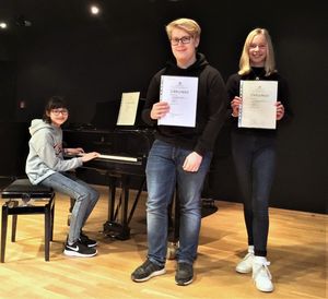 Waren beim Regionalwettbewerb „Jugend Musiziert“ erfolgreich: Sophia Grewe, Alexander Pütt und Aurelia Höing (v.l.). Foto: privat