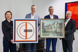 Anna Katz, Leitung Fachbereich Kultur und Bildung, Bürgermeister Alexander Tschense, Peter Königkamp, Vorstandsvorsitzender Sparkasse Hellweg-Lippe Vorstandsvorsitzender und Martin Risse, Vorstandsvertreter Sparkasse Hellweg-Lippe (v.l.) mit zwei der 29 Werke (Hugo Mumme – Häuser an der Lippe, Heinrich Trost), die der städtischen Kunstsammlung durch die Sparkasse Hellweg-Lippe zukommen. Foto: Sparkasse Hellweg-Lippe