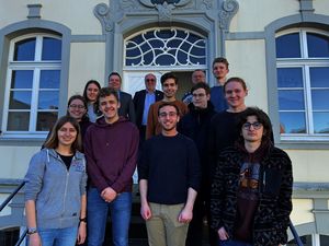 Die Westfälische Jugendhanse zu Besuch in Lippstadt: Zehn Jugendliche aus fünf verschiedenen Hansestädten tauschten sich erstmals in Präsenz aus. Begrüßt wurden sie von Bürgermeister Arne Moritz und dem Vorsitzenden der Hansegesellschaft Lippstadt, Mathias Marx. Foto: Stadt Lippstadt