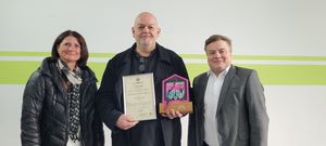 Gemeinsam mit Sabine Pfeffer (l.) überreichte Bürgermeister Arne Moritz (r.) den Heimat-Preis an Geschäftsführer Dirk Raulf in der ehemaligen Synagoge an der Stiftstraße.  Foto: Stadt Lippstadt