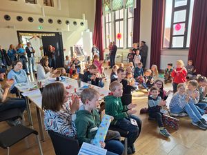 Große Freude über das Ergebnis der Aktion „Büchertürme“ in der Stadtbücherei. Foto: Stadt Lippstadt