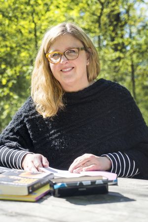 Die Autorin Andrea Gehlen begleitet die Schreibwerkstatt in der Stadtbücherei. Foto: Freya Warzel