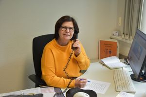 Birgit Blumenröhr berät Eltern zur Entwicklung ihres Kindes am Telefon. Foto: Stadt Lippstadt