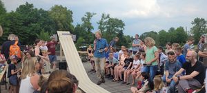 Wer macht das Rennen: Beim Pinewood-Derby herrschte im Grünen Winkel gespannte Stimmung. Foto: Stadt Lippstadt