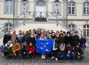  In einem Erasmus-plus-Projekt arbeiten Schülerinnen und Schüler der Don-Bosco-Schule gemeinsam mit Projektpartern von Schulen aus Belgien, Polen und Großbri-tannien ein Jahr lang zum Thema Gesundheit zusammen. Bei ihrem aktuellen Besuch in Lippstadt traf die gesamte Projektgruppe mit den begleitenden Lehrern auf den stell-vertretenden Bürgermeister Franz Gausemeier (stehend 2.v.l.).  Foto: Stadt Lippstadt