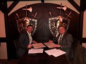 Bürgermeister Arne Moritz und sein ukrainischer Amtskollege Andriy Naida nutzten das persönliche Treffen nicht nur für einen intensiven Austausch, sondern auch für die abschließende Unterzeichnung des Memorandums.  Foto: privat