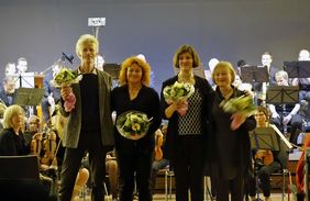 Die Conrad-Hansen-Musikschule startet mit einem festlichen Konzert in das neue Jahr: (v.l.) Big Band-Leiter Guido Schlegel, Gudrun Tollwerth-Chudaska (Jugendchor Vocal Teens), Friederike Stahl (Dirigentin Sinfonieorchester und La Sinfonietta), Friederike Vomhof-Surrey (Gesangsensemble und Solisten). Foto: Musikschule