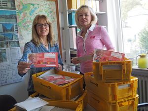 Elisabeth Kaderhandt und Anette Theine von der Stadt Lippstadt verschicken in den nächsten Tagen die Anmeldekarten für die Kindertageseinrichtungen. Foto: Stadt Lippstadt