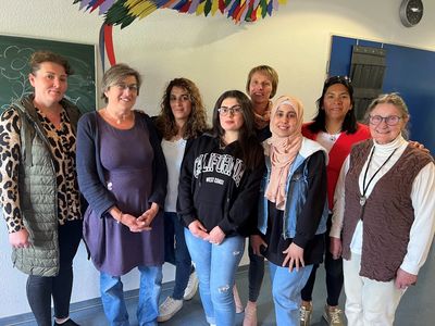 Geschafft: Die Kursteilnehmerinnen (hier sechs von acht Teilnehmern) mit der Kursleitung Mathilde Tepper (zweite von links) und Nicole Miltschus von der Beratungsstelle Lebenshilfe, (hinten, dritte von rechts) freuen sich über den erfolgreich abgeschlossenen Kurs. Foto: Privat