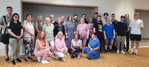 Generationenübergreifendes Lernen: Studierende der Hochschule Hamm-Lippstadt informierten Seniorinnen und Senioren über den Umgang mit den verschiedenen sozialen Netzwerken. Foto: Stadt Lippstadt