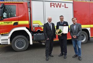 Erster Beigeordneter Stephan Tydecks und Fachbereichsleiter  Joachim Elliger gratulieren David Westerfeld zu seiner neuen Position. Foto: Stadt Lippstadt