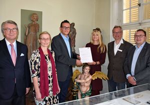 Kulturdezernentin Dr. Barbara Rüschoff-Parzinger (3.v.r.) übergab den Bewilligungsbescheid an Fachbereichsleiter Hartmut Neutzler (3.v.l.). Die Freude über die Unterstützung teilen (v.l.n.r): Fördervereinsvorsitzender Wilhelm Börskens, Museumsleiterin Dr. Christine Schönebeck, Wolfgang Streblow, Fachdienstleiter Kultur und Weiterbildung und Dr. Hauke-Hendrik Kutscher (LWL-Museumsamt). Foto: Stadt Lippstadt