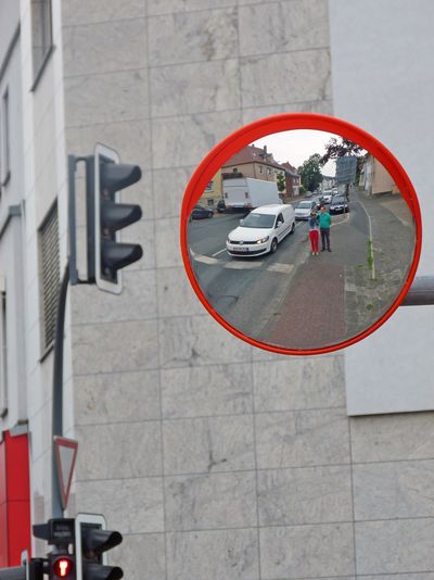 Direkter Blick in den Trixi-Spiegel aus der Fahrerperspektive: Fuß- und Radweg sowie das Geschehen vor dem Fahrzeug sind gut sichtbar. Foto: Stadt Lippstadt
