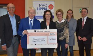 Franz Klocke (zweiter v. l.), Vorsitzender der Bürgerstiftung „Pro Lippia“, überreichte gemeinsam mit weiteren Vorstandsmitgliedern 1200 Euro an die Schulleiterin Claudia Seifert (dritte v.l.) und die Vorsitzende des Fördervereins der Schule Inge Kaminski (dritte v.r.).  Foto: Stadt Lippstadt