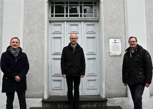 Einer geht, einer kommt: Fachbereichsleiter Heinrich Horstmann (M.) begrüßt Alfons Strümper (l.) und verabschiedet Jörg Bökenkötter (r.), der nach 42 Dienstjahren in den Ruhestand geht. Foto: Stadt Lippstadt