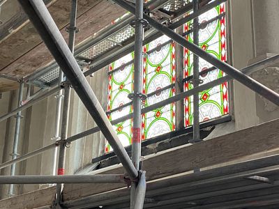  Nach der Reinigung erscheint das hintere Fenster gleich viel heller. Foto: Stadt Lippstadt
